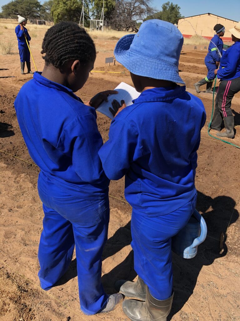 Zwei Auszubildende auf der Trainingsfarm in Namibia
