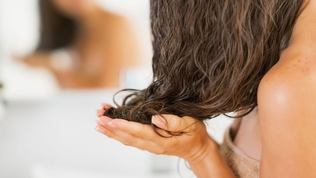 Haarpflege mit Hibiskuspulver